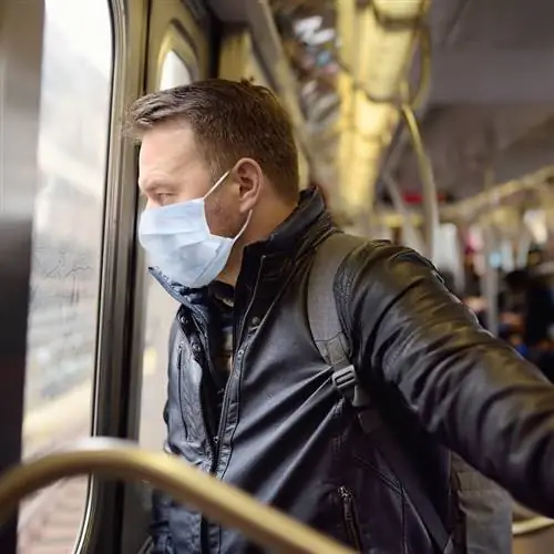 Мужчина-пассажир в маске в метро Нью-Йорка во время пандемии Covid 19