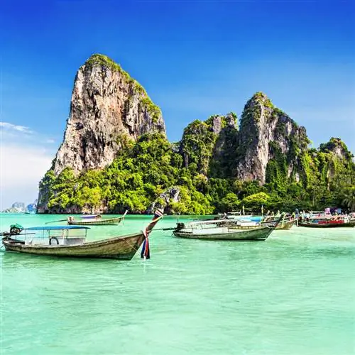 Лодки с длинным хвостом пришвартованы у кристально чистой бухты в Таиланде, Юго-Восточная Азия