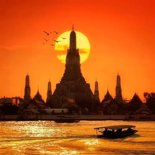 Закат солнца за храмом Ват Арун в Бангкоке, Таиланд, Юго-Восточная Азия