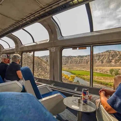 Путешественники наслаждаются видом на реку из поезда