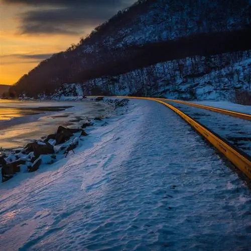 железнодорожные рельсы рядом с рекой Гудзон во время восхода солнца