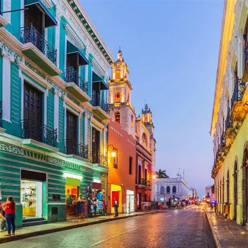 Улица Мериды ночью с красочными зданиями и мощеной улицей, город