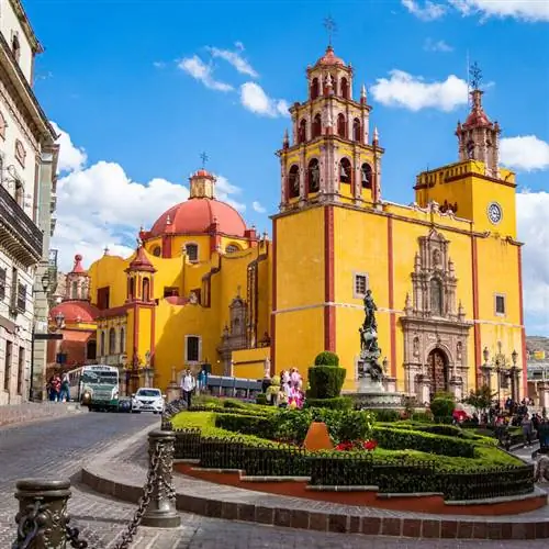 Ярко-желтая церковь Святого Франциска, барочная жемчужина города Гуанахуато, штат Гуанахуато, Мексика, Латинская Америка