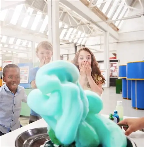 Дети с трепетом наблюдают за пеной зубной пасты «Синий слон» в научном центре.