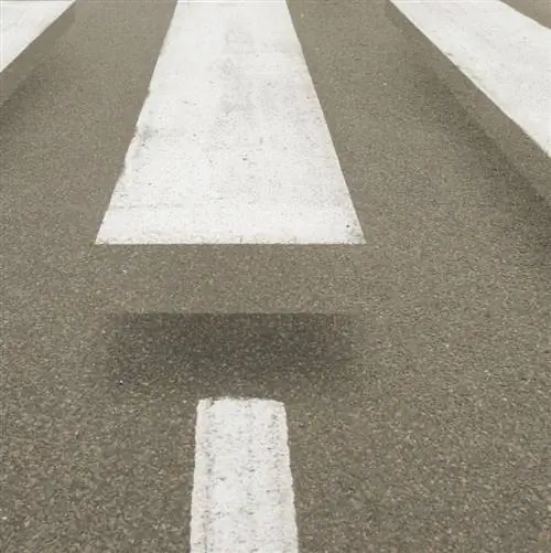 Оптическая иллюзия трехмерной дорожной разметки.