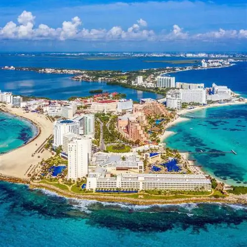 Вид с воздуха на северную сторону гостиничной зоны Канкуна, Канкун, Ривьера Майя, штат Кинтана-Роо в Мексике