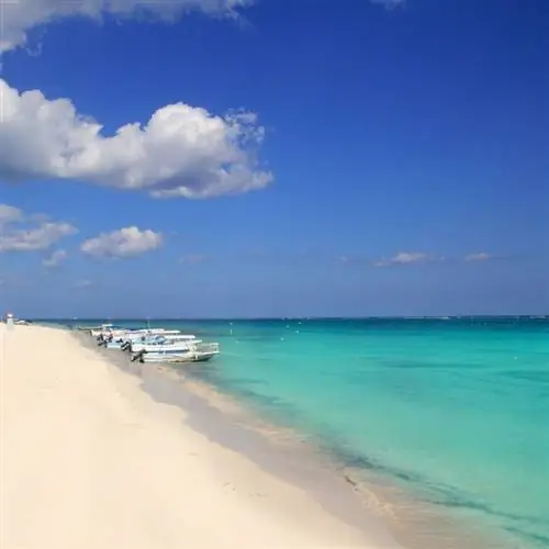 Океан бирюзового цвета и песчаный пляж в Пуэрто-Морелосе, на карибском побережье Мексики