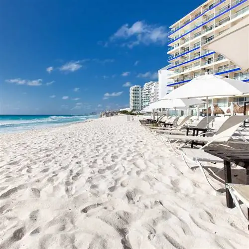 Пляж с белым песком в гостиничной зоне Канкуна, Канкун, Кинтана-Роо, Ривьера-Майя, Мексика