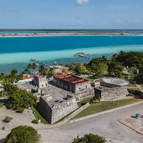 Вид с воздуха на Бакалар и озеро Бакалар, Кинтана-Роо, Мексика