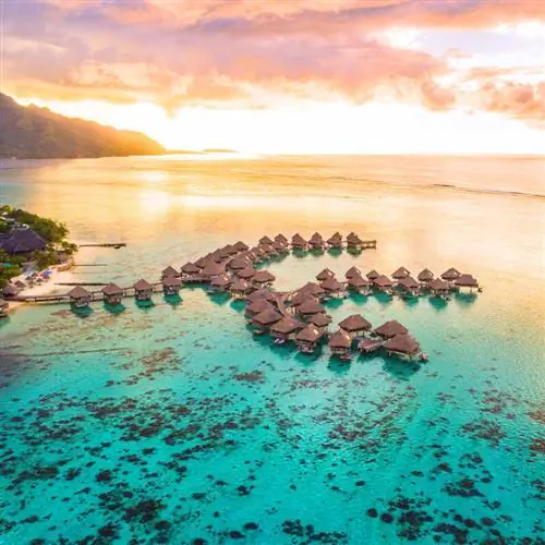 Бунгало над водой на Таити на закате