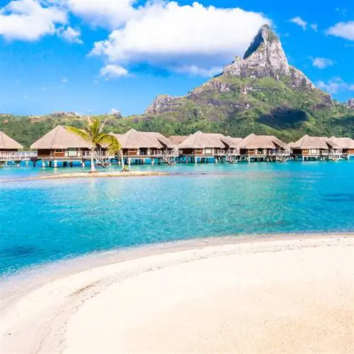 Бунгало над водой на Бора-Бора на фоне горы