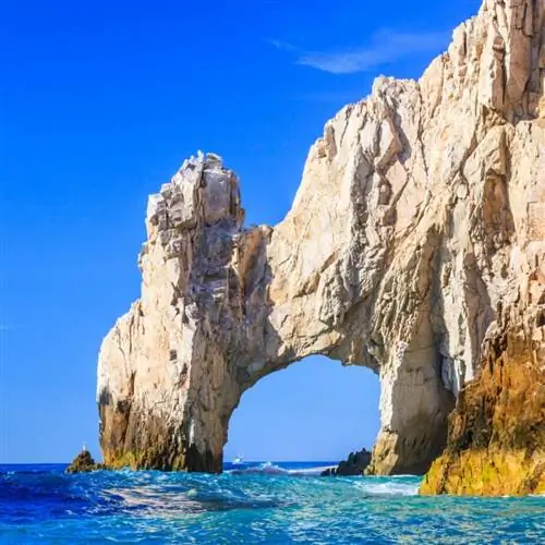 Красивая арочная скала обрамляет голубое небо и чистую воду в популярном туристическом месте Кабо-Сан-Лукас.