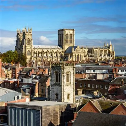 Вид на средневековый Йоркский собор и старый город Йорк с городских стен и укреплений, Йорк, в Северном Йоркшире, Англия, Великобритания