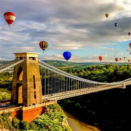 Бристольский подвесной мост в ясный солнечный день во время праздника воздушных шаров, город Бристоль на юго-западе Англии, Великобритания