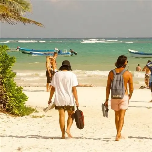 Туристы, идущие на пляж в Тулуме, Кинтана-Роо, побережье Майя в Мексике