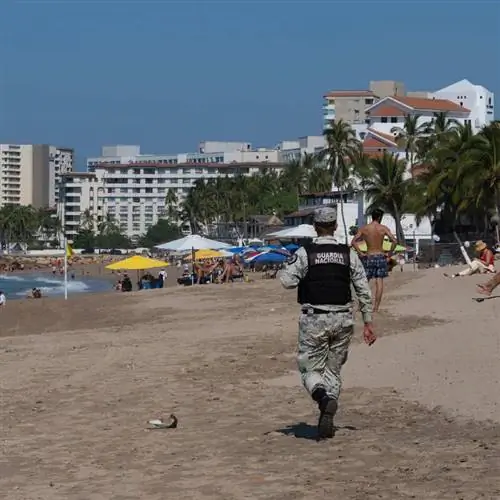 Мексиканский полицейский патрулирует пляж в Мексике, Латинская Америка