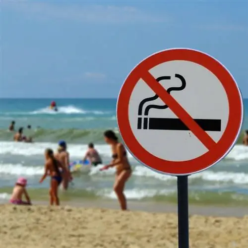 знак показывает запрет на курение в Мексике