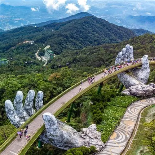 Вид с воздуха на Дананг, пешеходный мост, поддерживаемый гигантскими руками посреди тропических джунглей во Вьетнаме, Юго-Восточная Азия