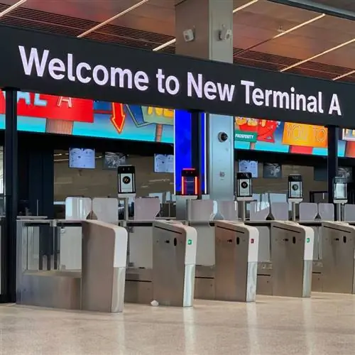 Знак приветствует пассажиров в новом терминале аэропорта Ньюарка