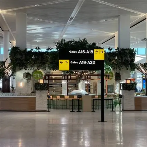 знаки направляют пассажиров к выходам на посадку в аэропорту Ньюарка