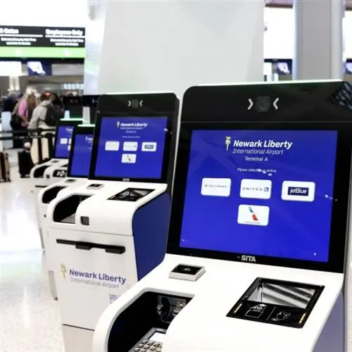 киоск для регистрации ждет пассажиров в аэропорту Ньюарка
