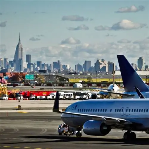 Самолет сидит возле аэропорта Ньюарка, вдалеке виднеется линия горизонта