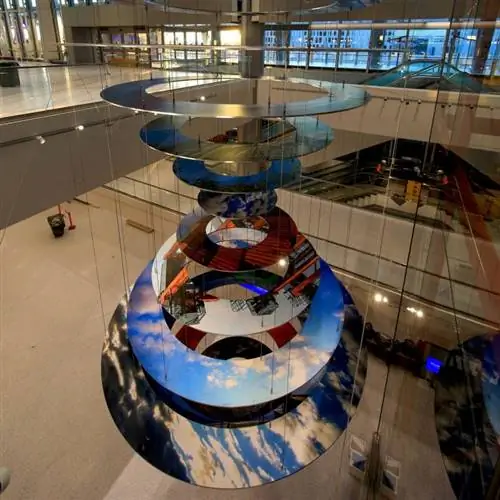 Подвесное произведение искусства висит в новом терминале А аэропорта Ньюарка