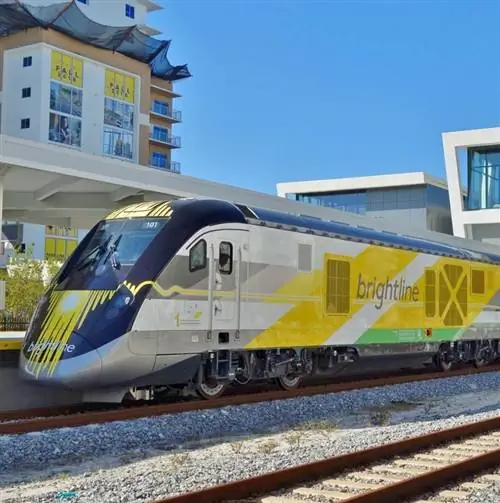 Поезд Brightline отправляется со станции во Флориде