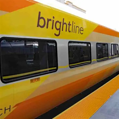 Логотип Brightline на борту поезда