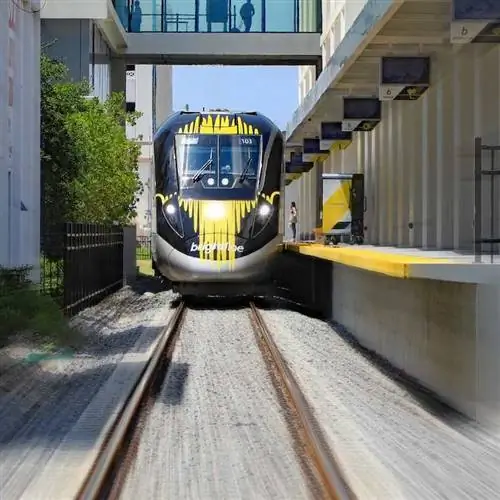 Высокоскоростной поезд Brightline на путях