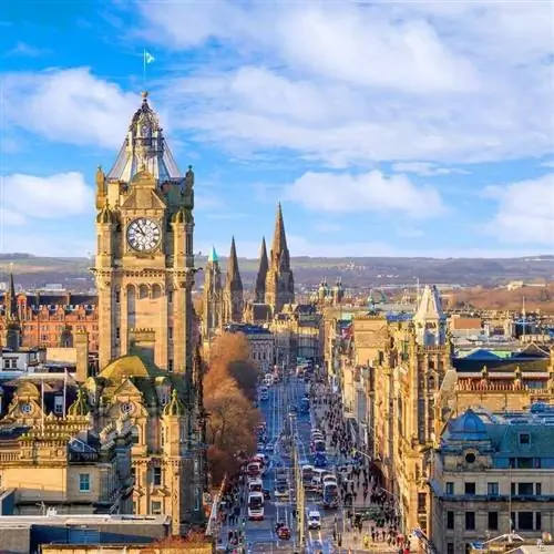 Отель Балморал и улица Принсес-стрит, вид с холма Калтон в новом городе Эдинбурга, столице Шотландии, Соединенном Королевстве, Великобритании