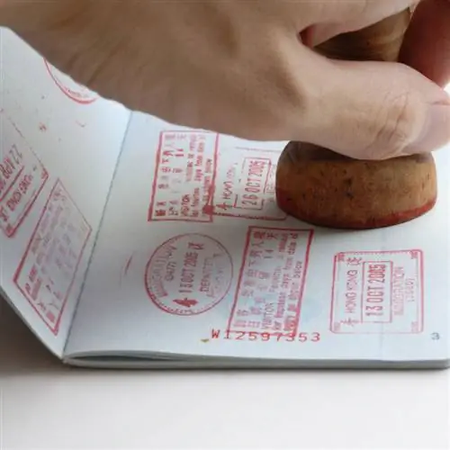 паспорт получает еще один штамп, разрешающий въезд в страну