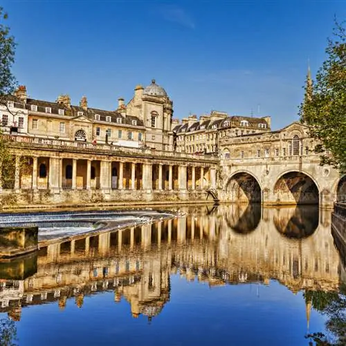 Живописная сцена спокойной реки Эйвон и моста Палтни в Бате, историческом городе римской эпохи в Сомерсете, Южная Англия, Великобритания, Великобритания