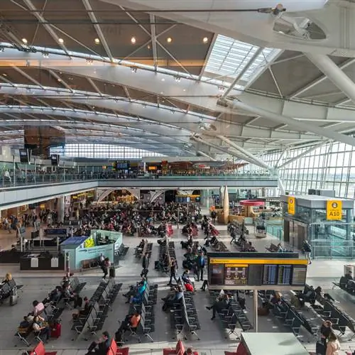 Панорамный вид на оживленный терминал в Лондоне Хитроу, ведущий аэропорт в Лондоне, Англия, Великобритания