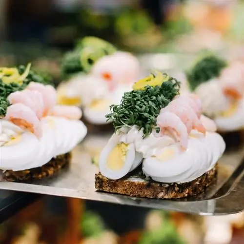 датский сэндвич на подносе