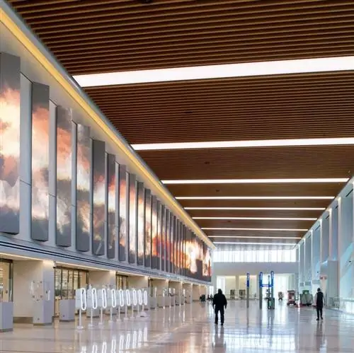 дорожка и естественное освещение в новом терминале C аэропорта Ла Гуардия