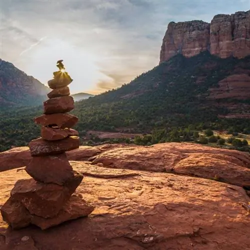 Камни Седоны, сложенные на горе