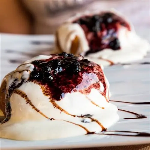 Крупным планом изображение традиционного румынского сладкого десерта Папанаси.