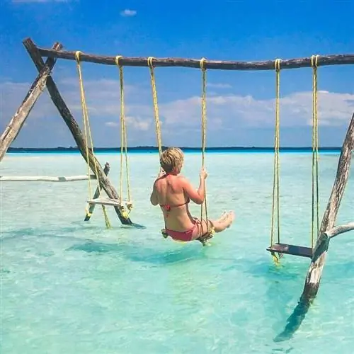 Молодая женщина на озере Бакалар, Бакалар, Кинтана-Роо, Мексика