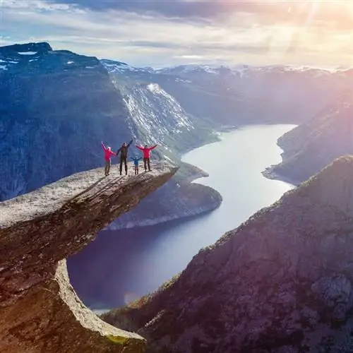 туристы на вершине горы в Исландии