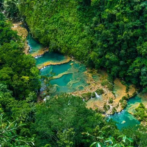 Вид с воздуха на бассейны в Семук Чампей