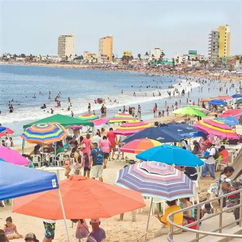 Многолюдный пляж Масатлана