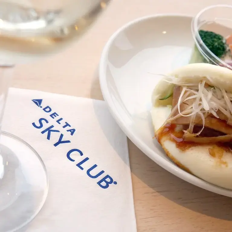 Еда в скай-клубе Дельта крупным планом