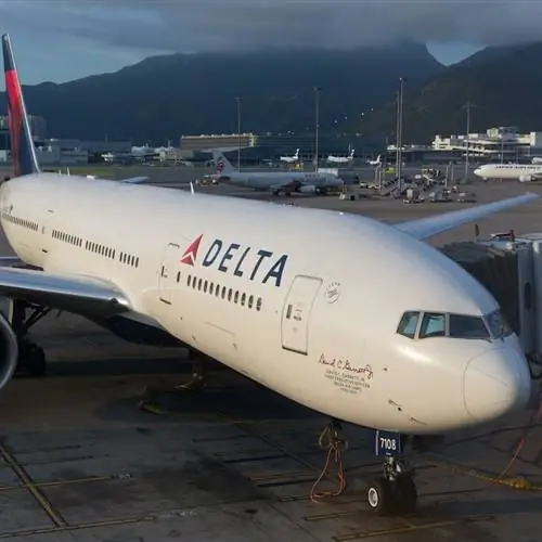 Самолет Delta посадил пассажиров в аэропорту