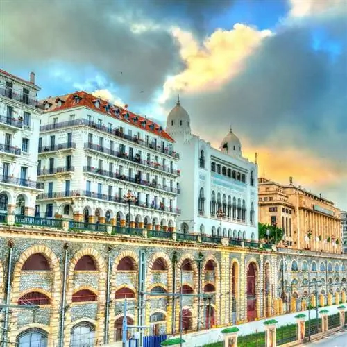 Бульвар колониальной эпохи с величественными зданиями в Алжире, Алжир, Северная Африка