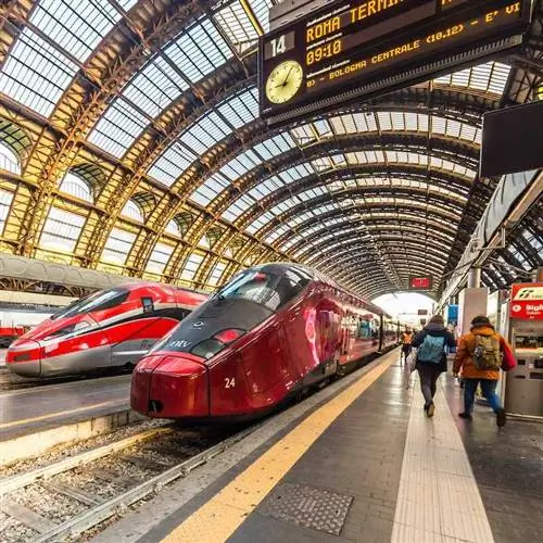 Скорые поезда Freccia Rossa на вокзале Milano Centrale, Милан, Ломбардия, Италия, Европа