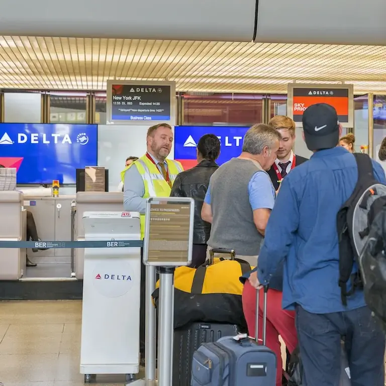 пассажиры Delta, регистрирующиеся на свои рейсы