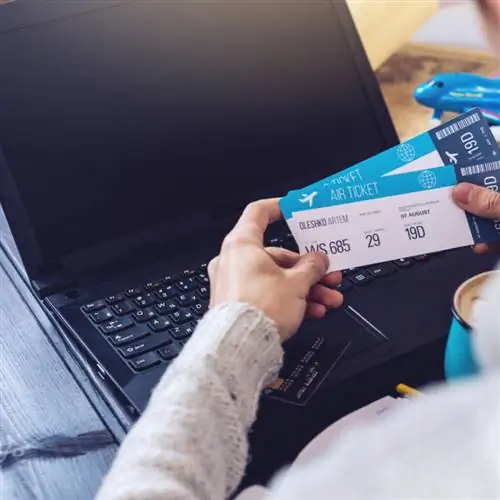 путешественник с ноутбуком