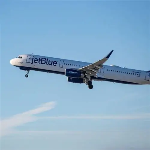 Самолет Jetblue в воздухе на фоне голубого неба