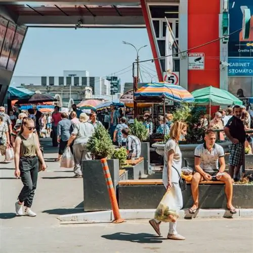 люди на рынке в молдове